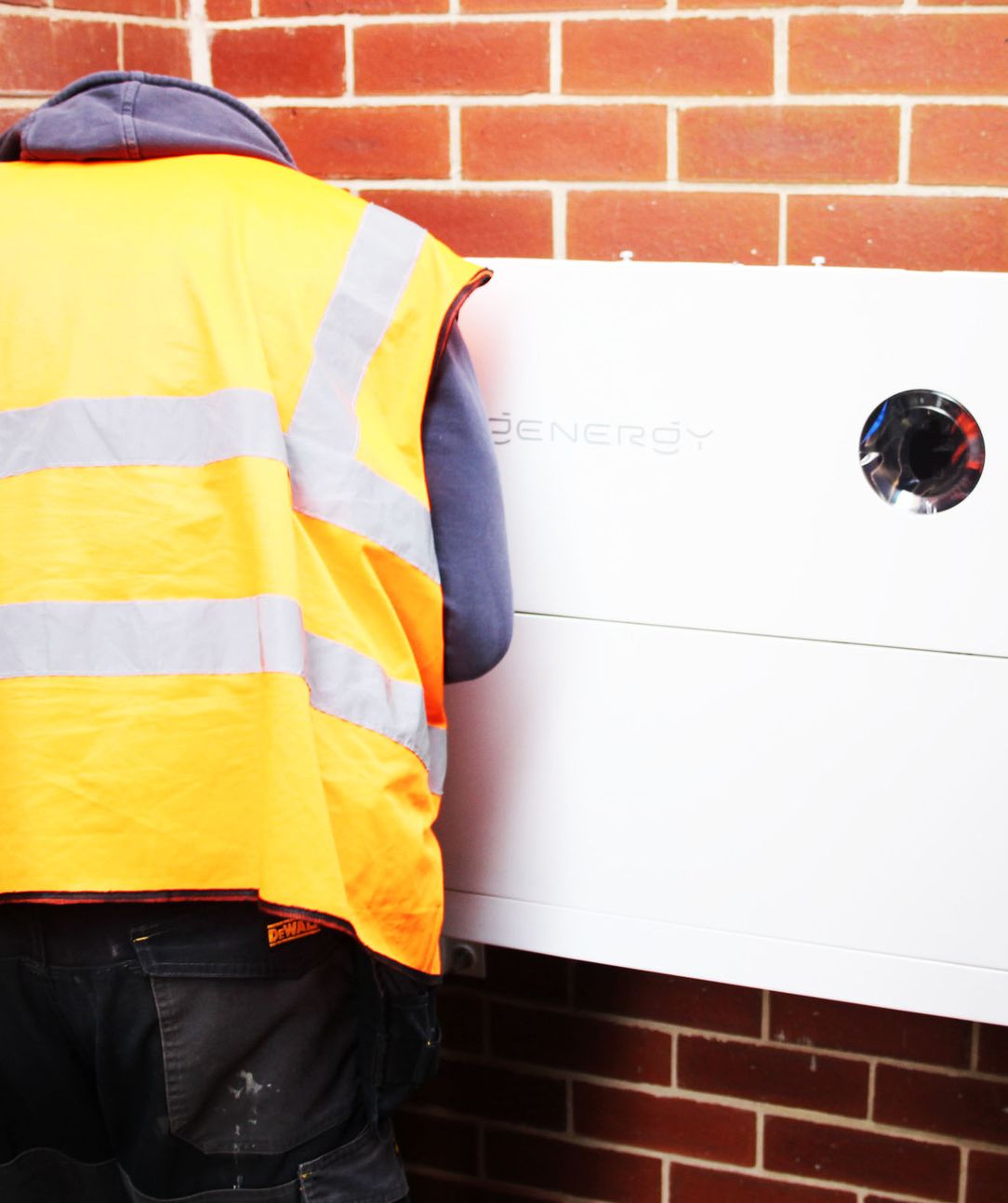 UK Energi installing solar battery